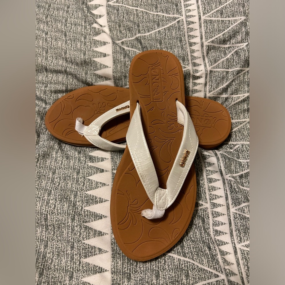 Women’s Near New shiny White Flip flops 7
